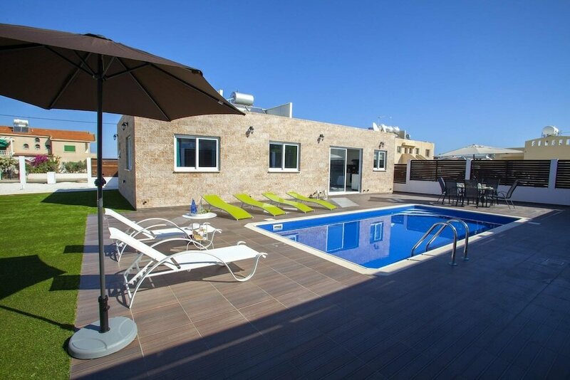 Гостиница Protaras Villa Hollywood в Протарасе