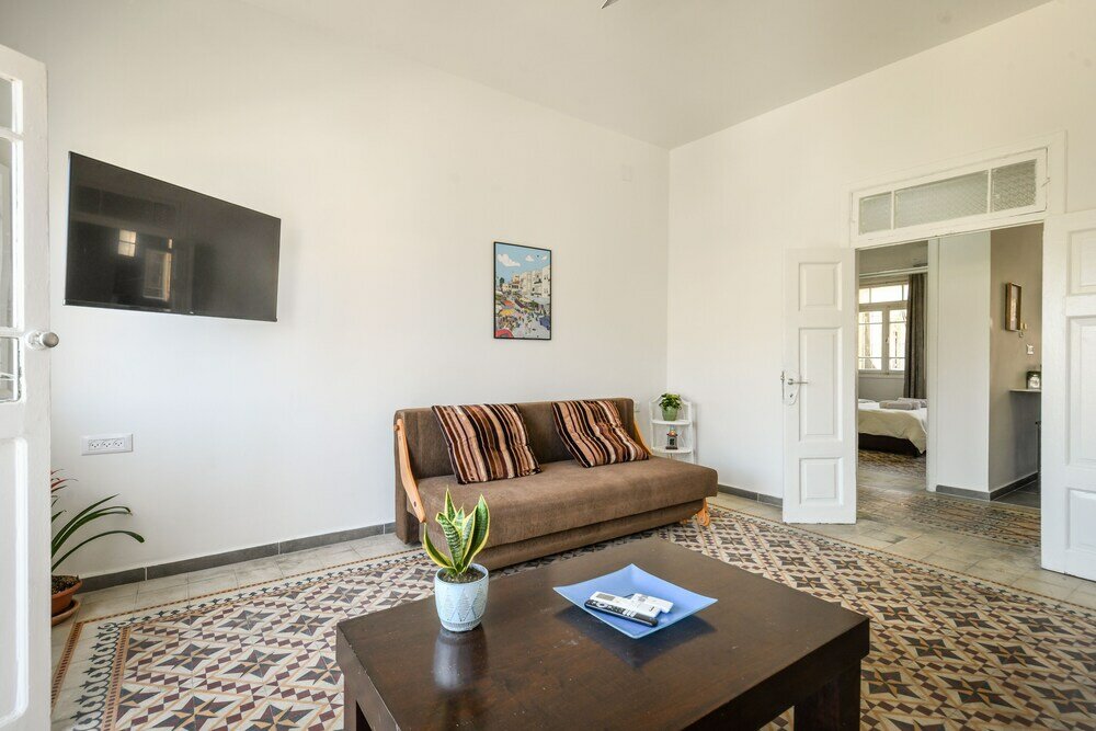 Фото Vintage Charm 1br Apt w Balcony & View