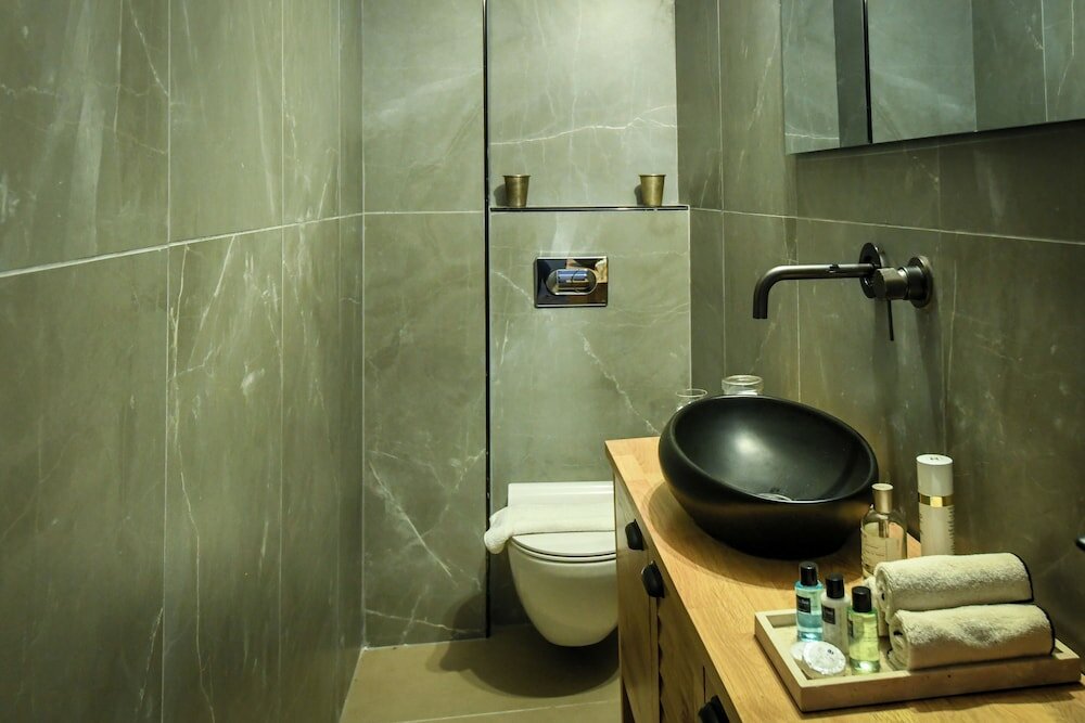 Фото Stylish 3br Apt with Patio in the City