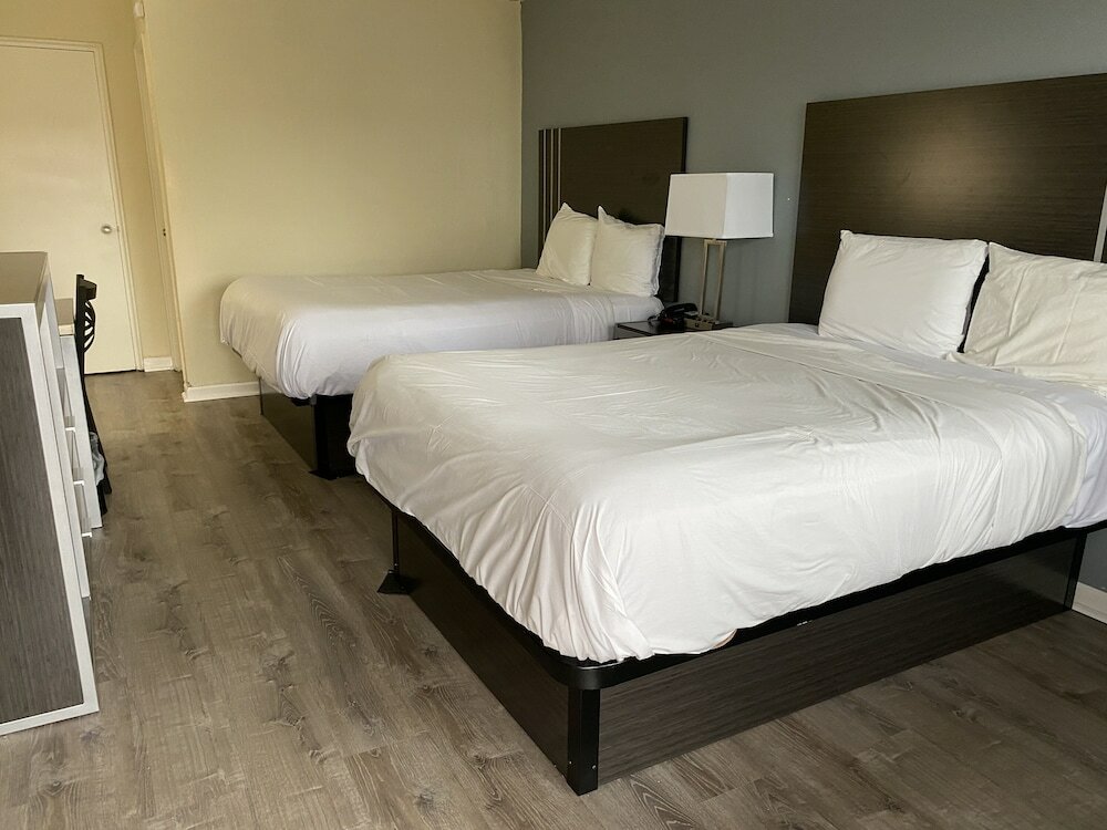 Фото Red Carpet Inn & Suites