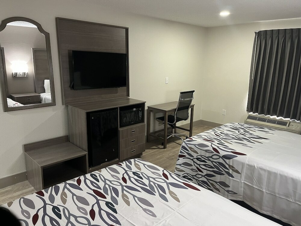 Фото Red Roof Inn & Suites Newport News