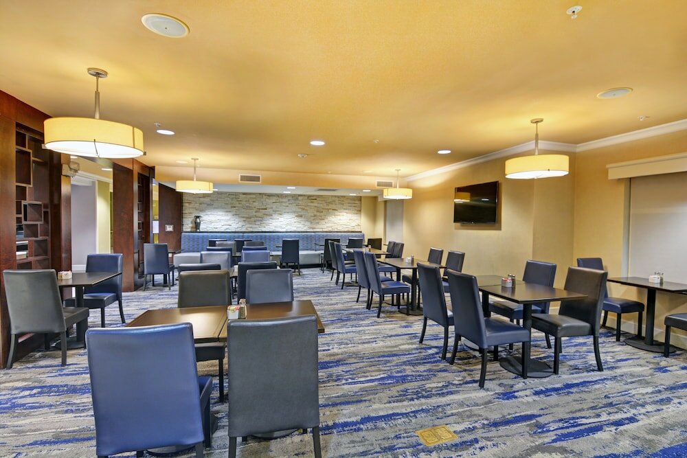 Фото Embassy Suites by Hilton Valencia