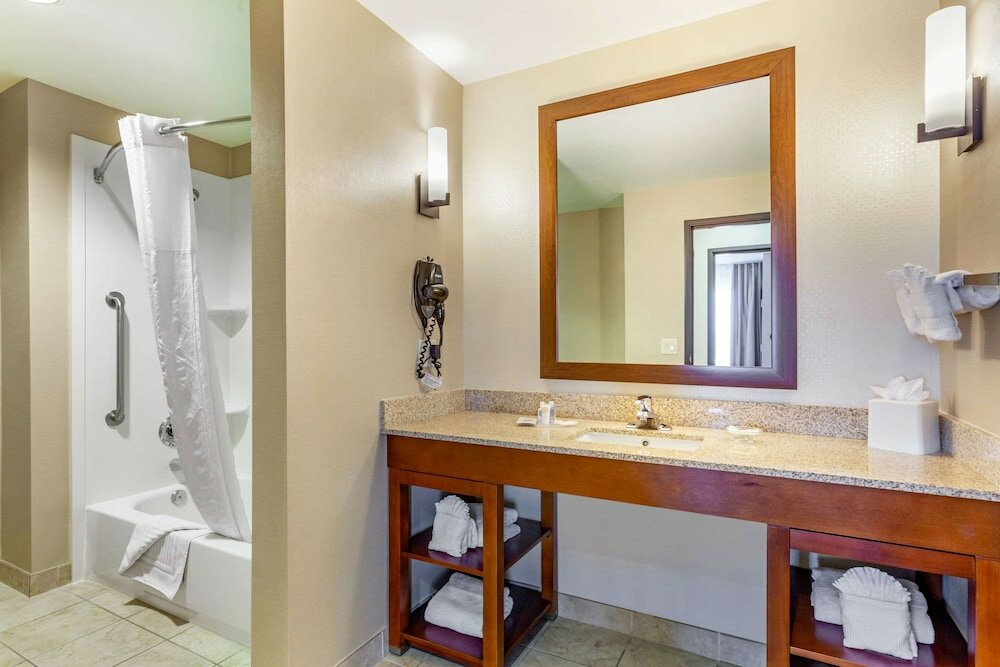 Фото Comfort Suites Glendale - State Farm Stadium Area