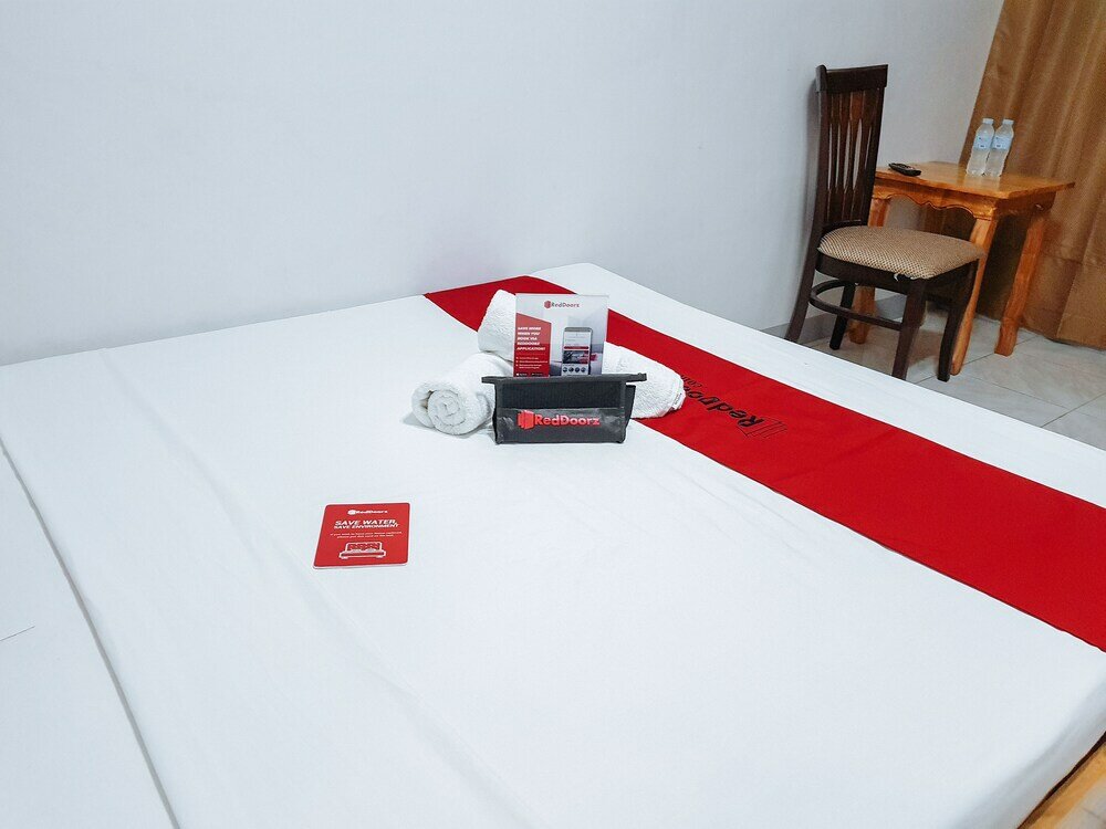 Фото RedDoorz near Ramiro Community Hospital