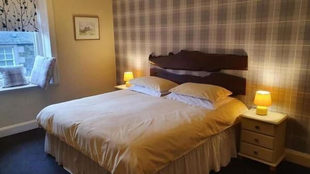 Фото The Neidpath Inn