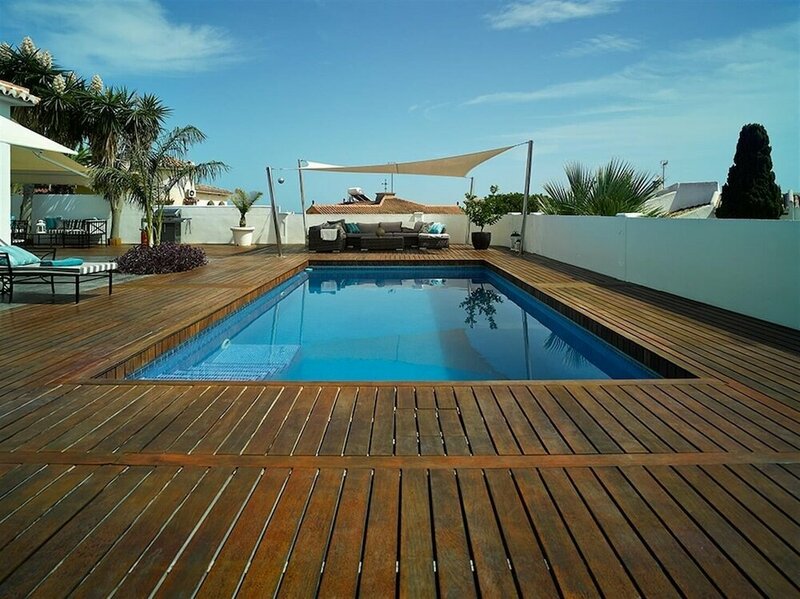 Гостиница Great Beach Side Villa – Semi Heated Pool