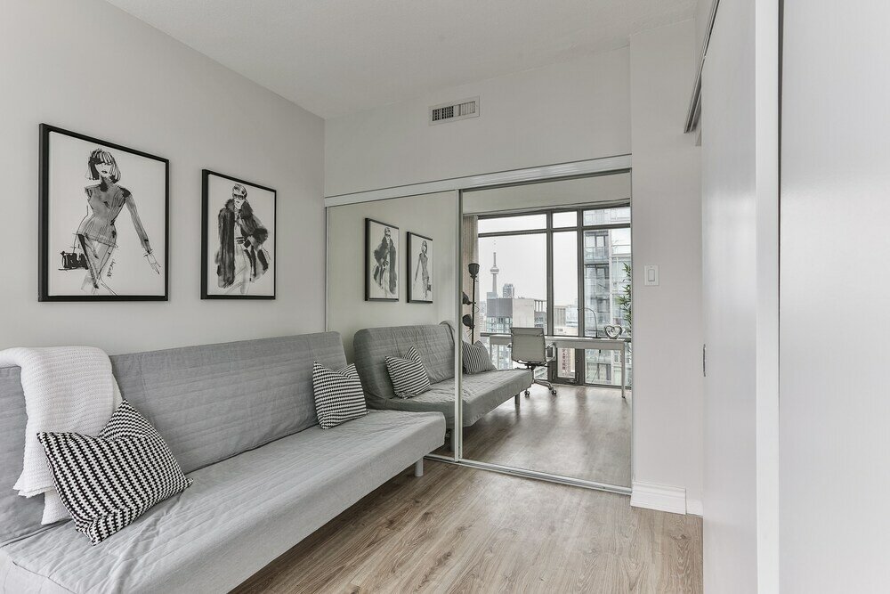 Фото Bright Sub-Penthouse on Bay St