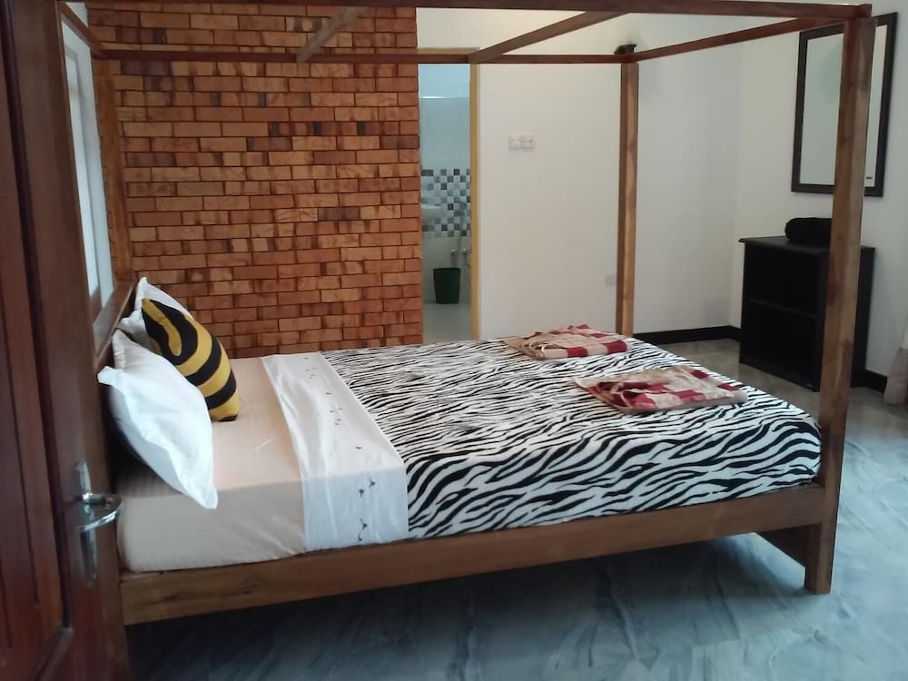 Фото Lizzie Villa Guest House