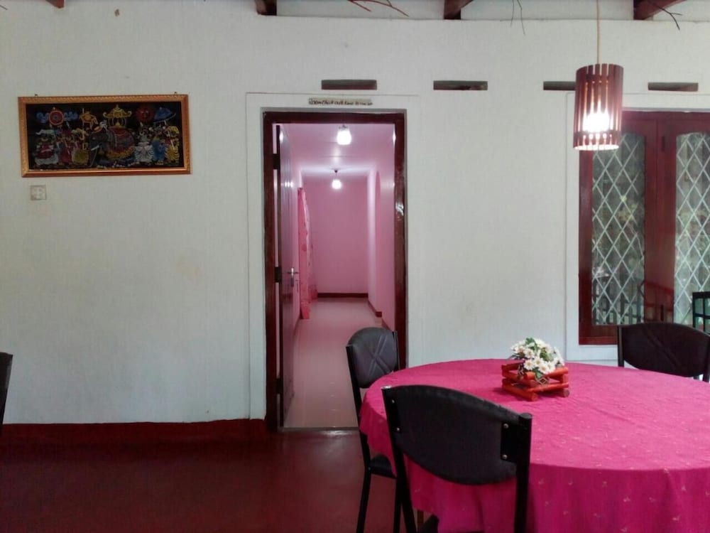 Фото Lizzie Villa Guest House