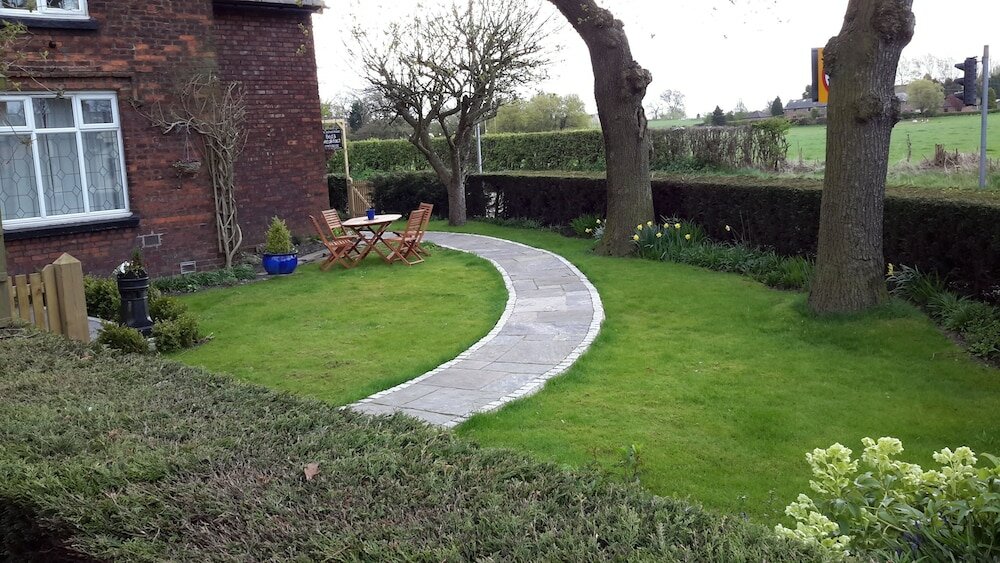 Фото The School House