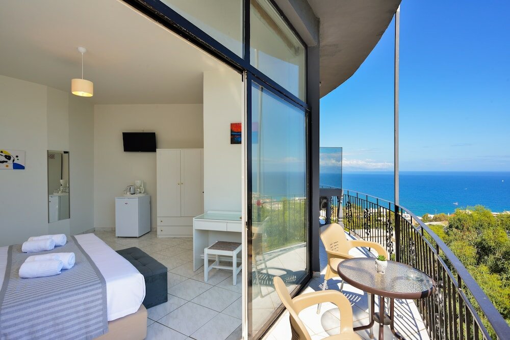 Фото Loucerna Suites Chania