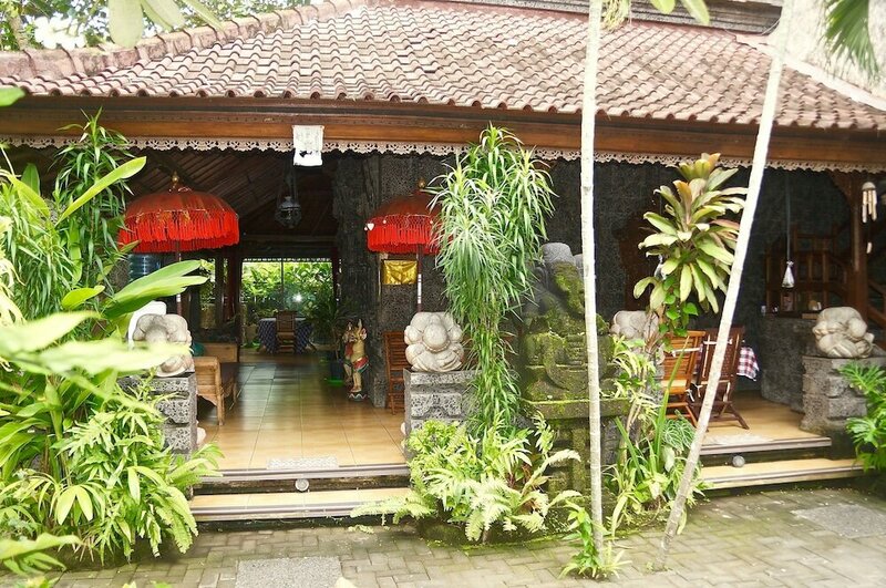 Гостиница Aahh Bali Bed and Breakfast в Джимбаране