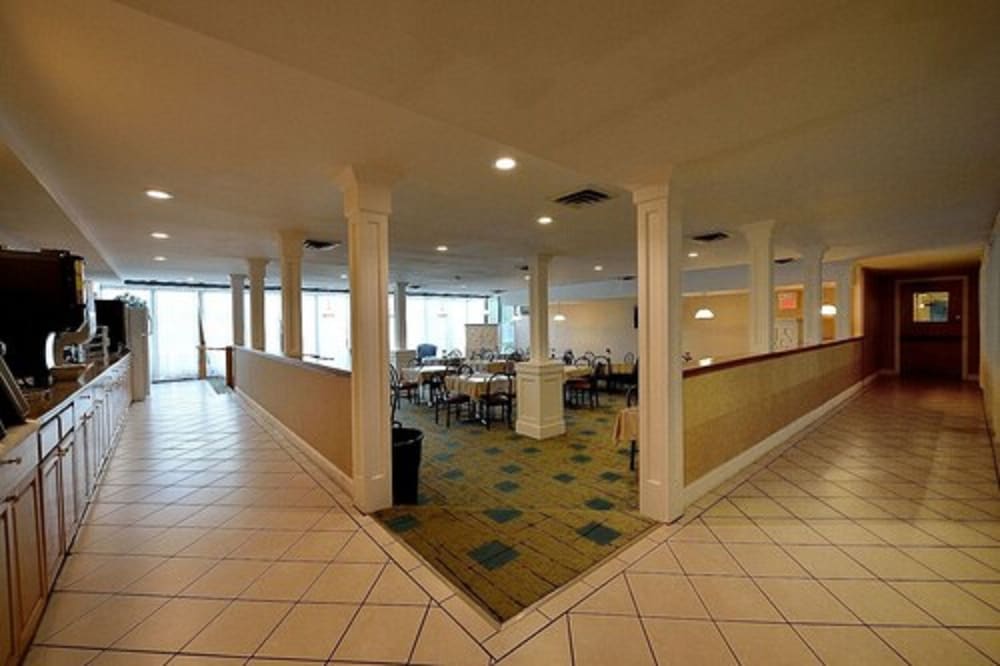 Фото Ambassador Inn & Suites