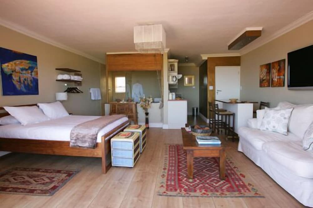 Фото Dolphin Inn Guesthouse