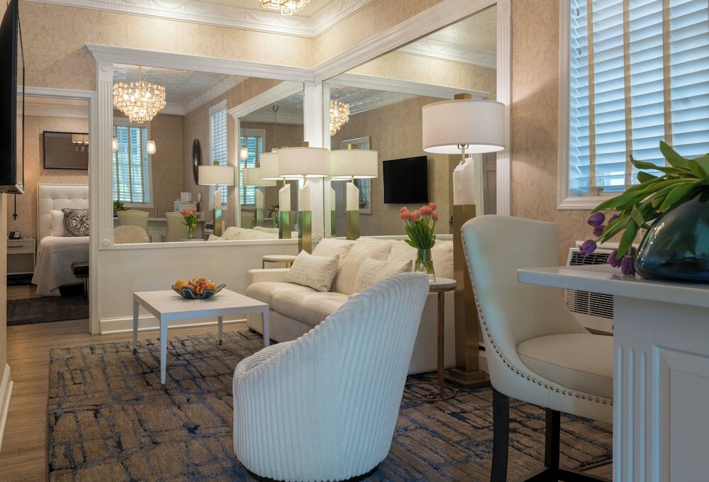 Фото Chateau Inn and Suites