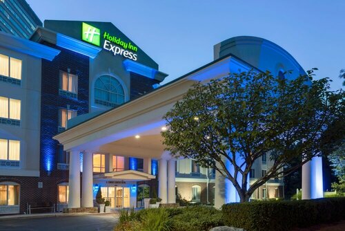 Внешний вид отеля Holiday Inn Express Tower Center, an Ihg Hotel в Ист-Брансуике Тауншипе, фото 5