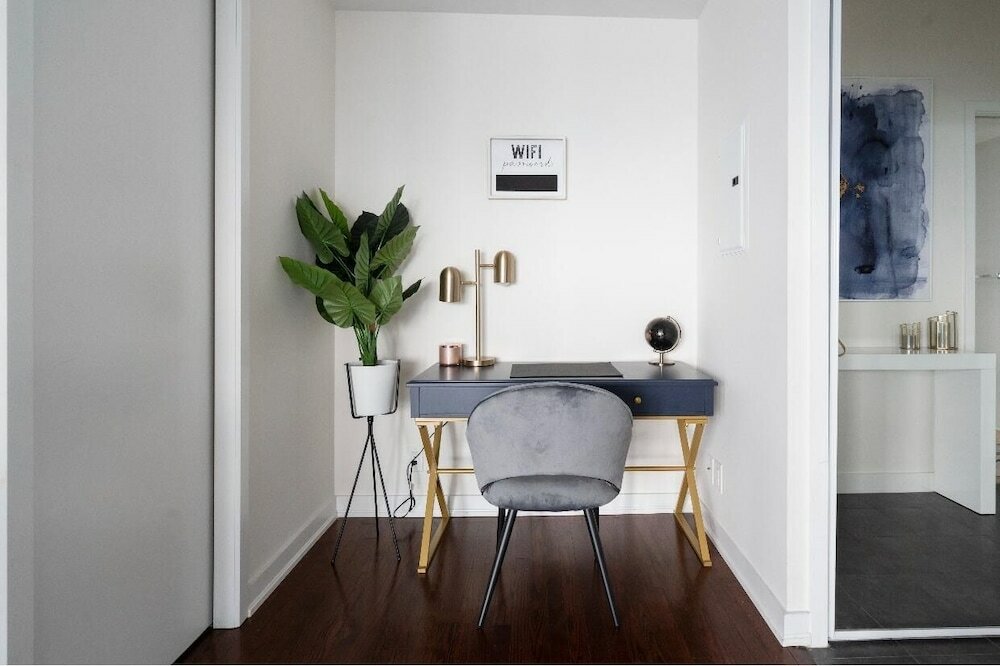 Фото Cn Tower Facing, Parking, King Bed