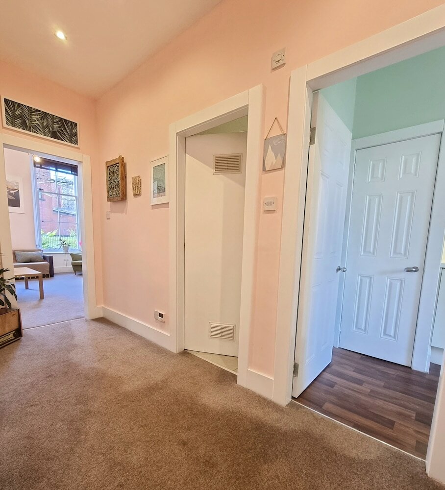 Фото Vibrant Spacious Apartment In West End