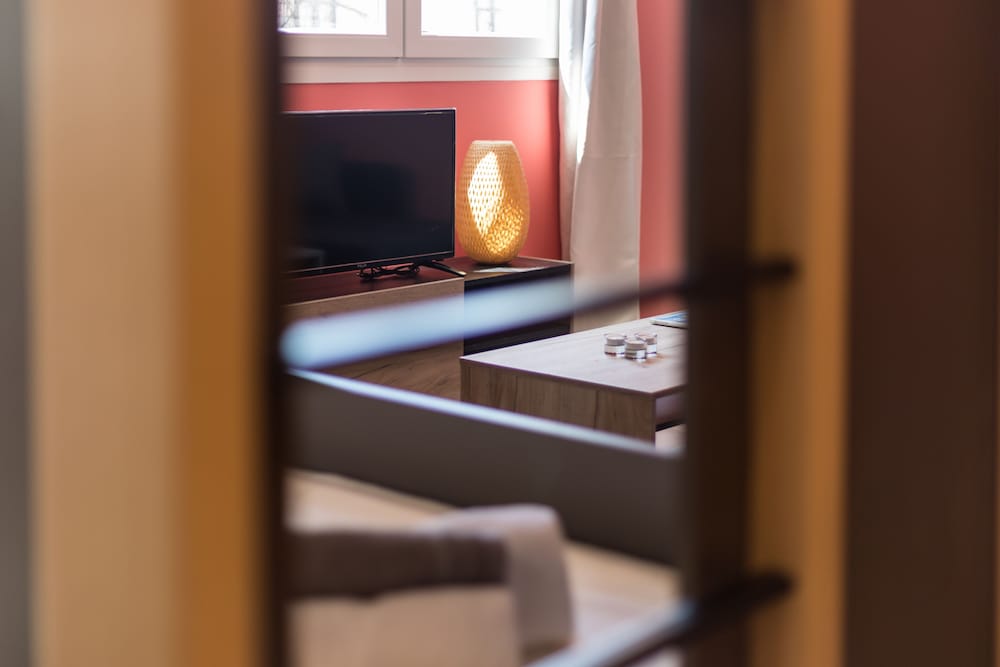 Фото Local Hostel & Suites