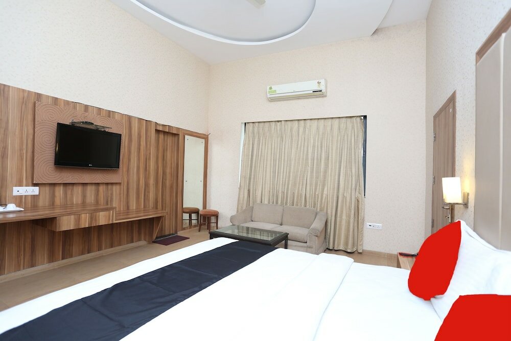 Фото Capital O 45308 Hotel Highway