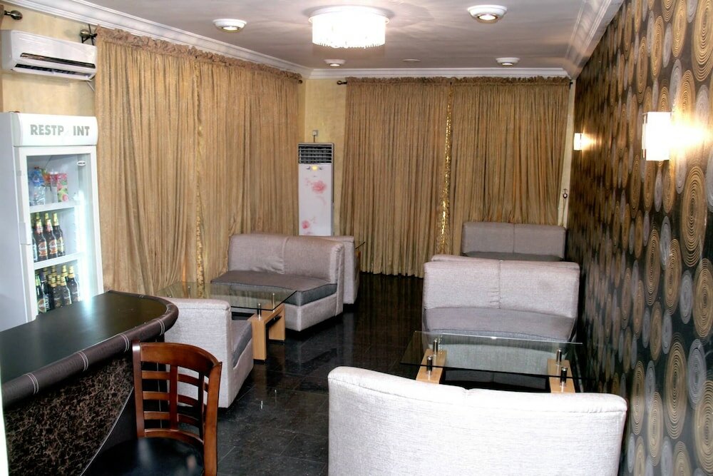 Фото Queensgate Continental Hotel and Suites