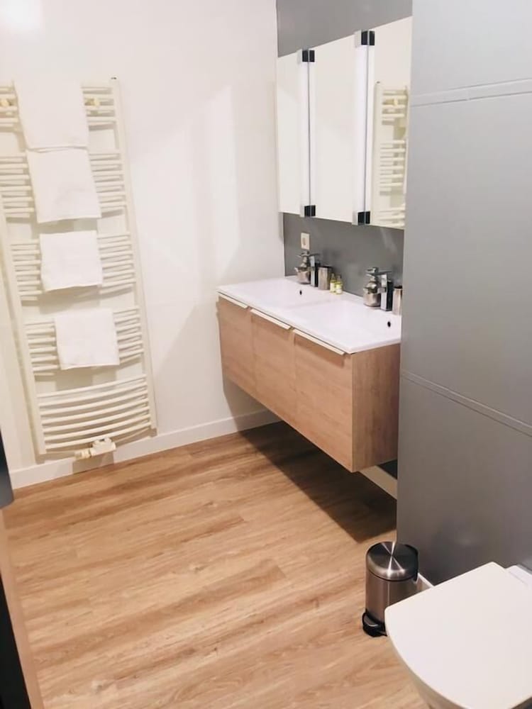 Фото Large Art Deco Flat 100m2 in City Center - Parking