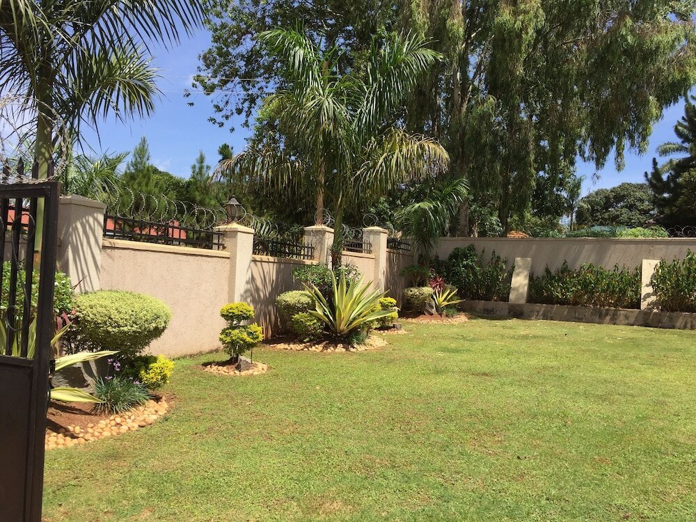 Фото The Hive Entebbe Guesthouse