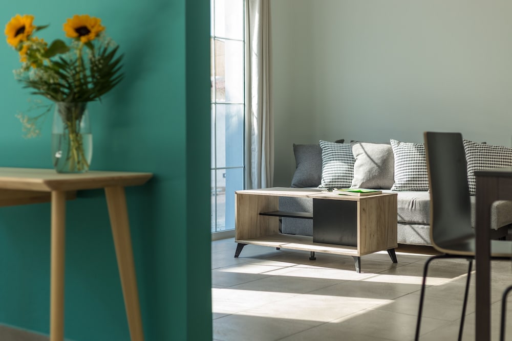 Фото Local Hostel & Suites