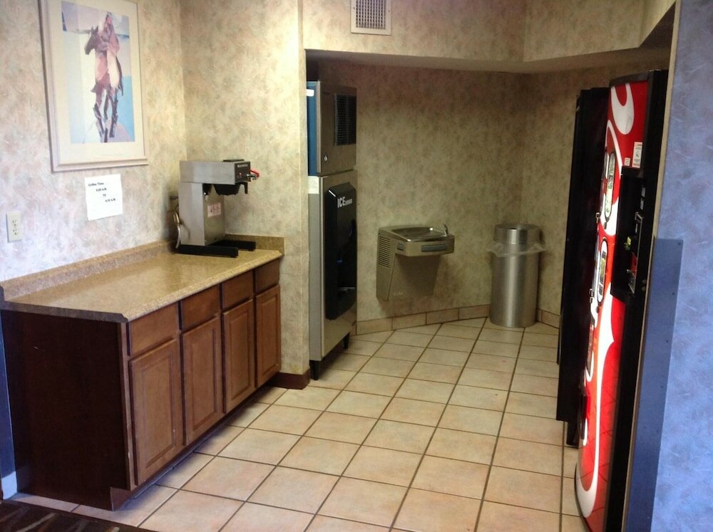 Фото Plano Inn & Suites