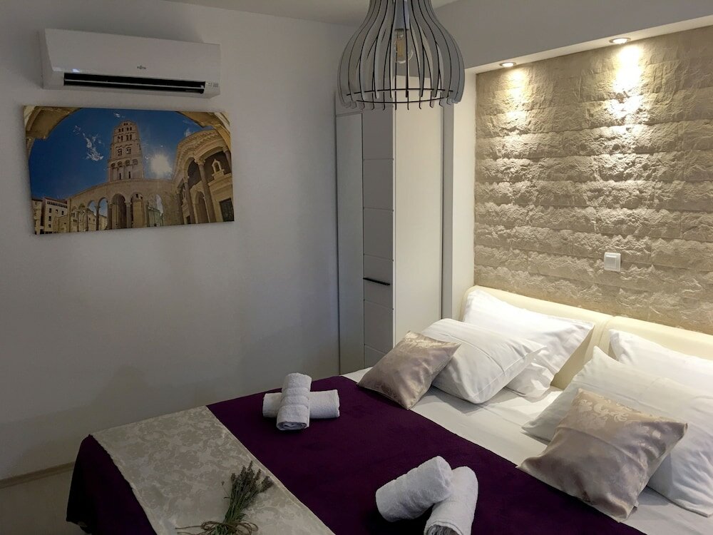 Фото Central Split Apartments and Rooms Paese