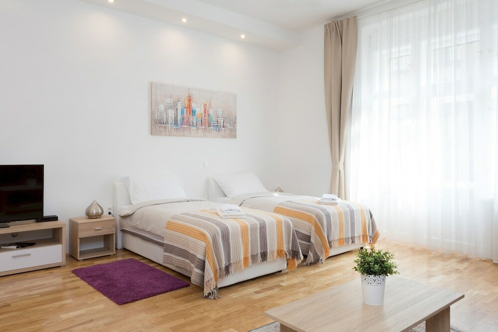Фото Bright and Spacious Apartment in the City Center!