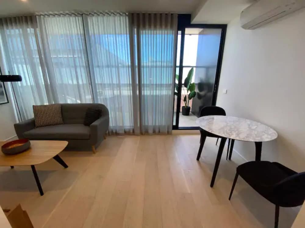 Фото Modern 1 Bedroom Apartment South Yarra