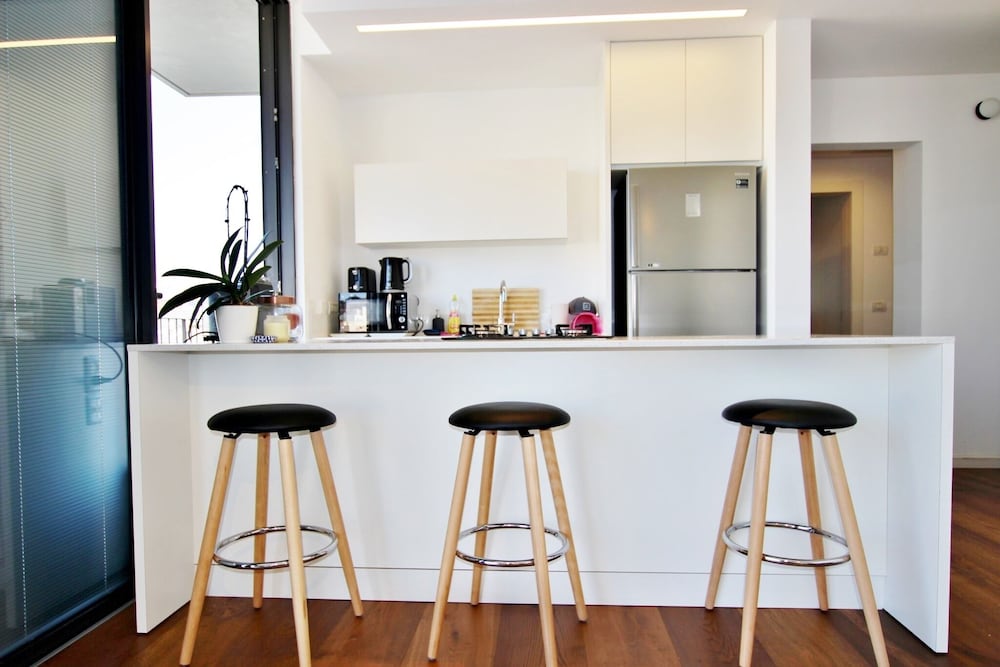 Фото 2 Bedroom Apartment with Hot Tub Facing Bograshov Beach