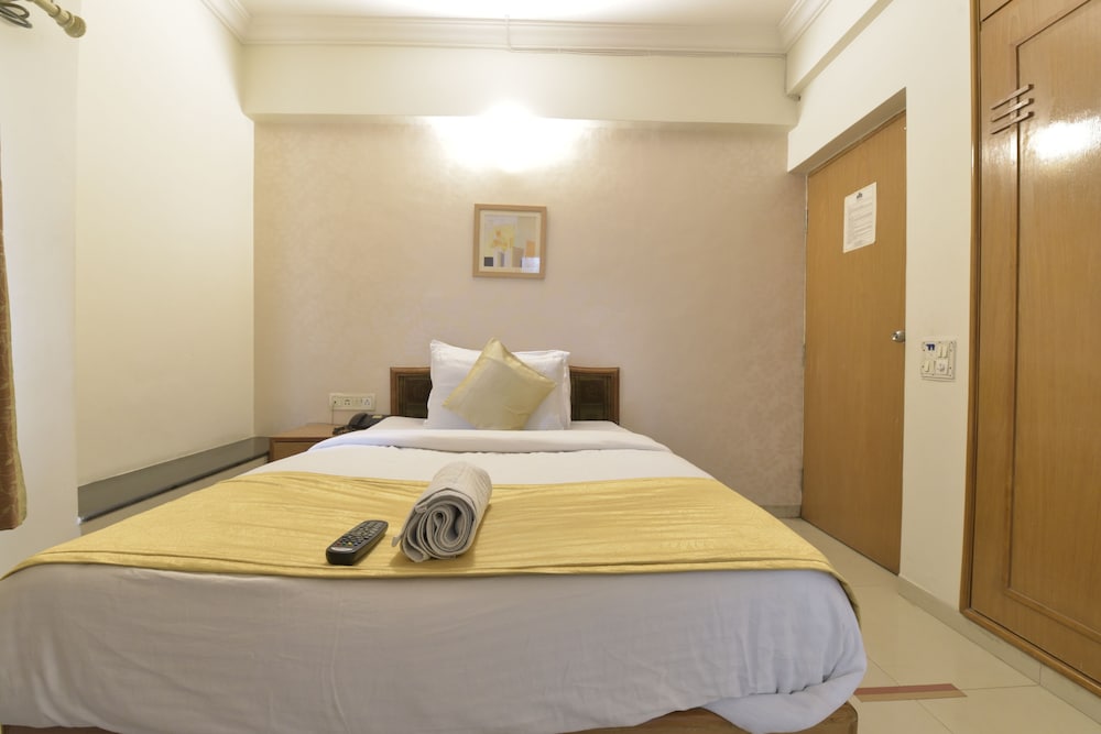 Фото Hotel Airport Plaza