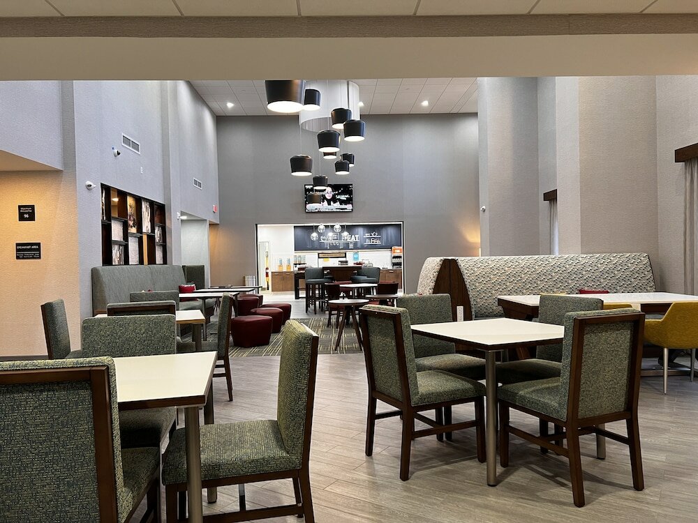 Фото Hampton Inn & Suites Marina