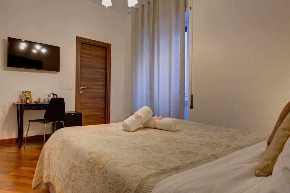 Фото Little Rhome Suites