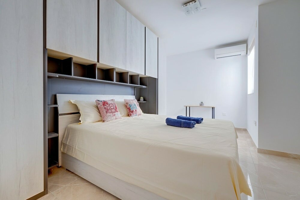 Фото Deluxe Apartment Steps to St George's Bay