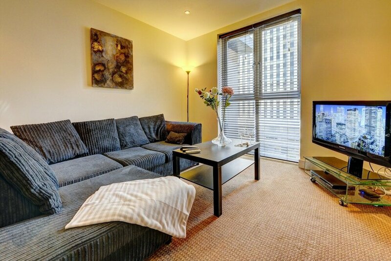 Гостиница Location Spacious Apartment With Parking в Бирмингеме