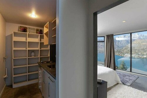 Гостиница Modern Alpine Living with Spectacular View в Куинстауне