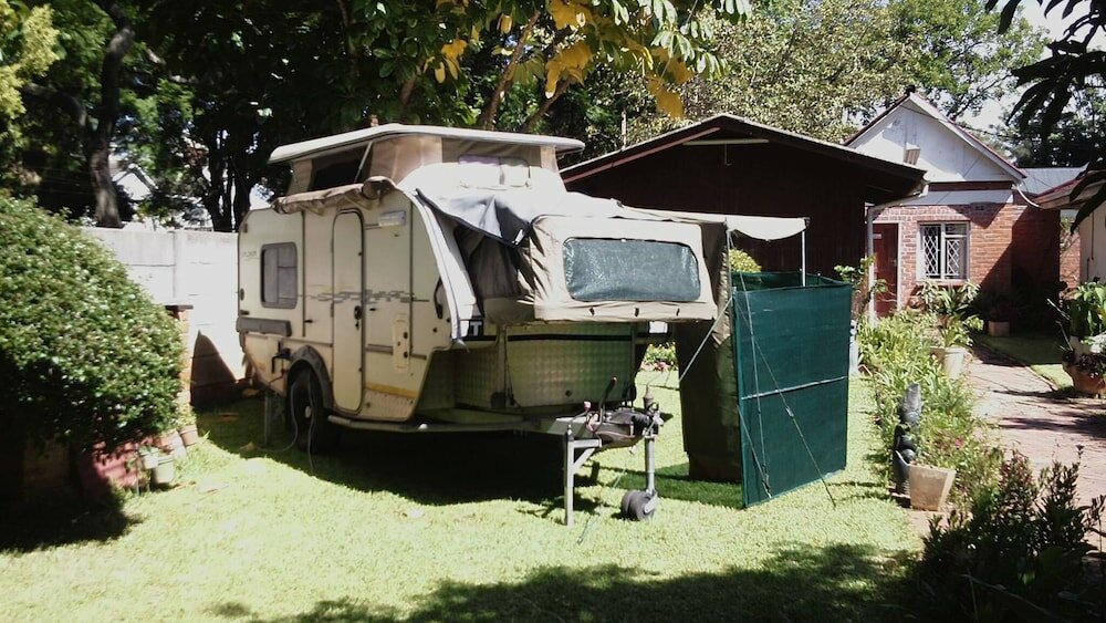 Фото It's a Small World Backpackers Lodge - Hostel