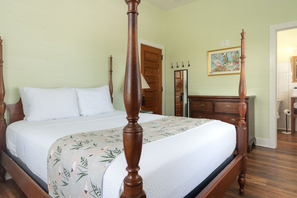 Фото The Porch on Frances Inn