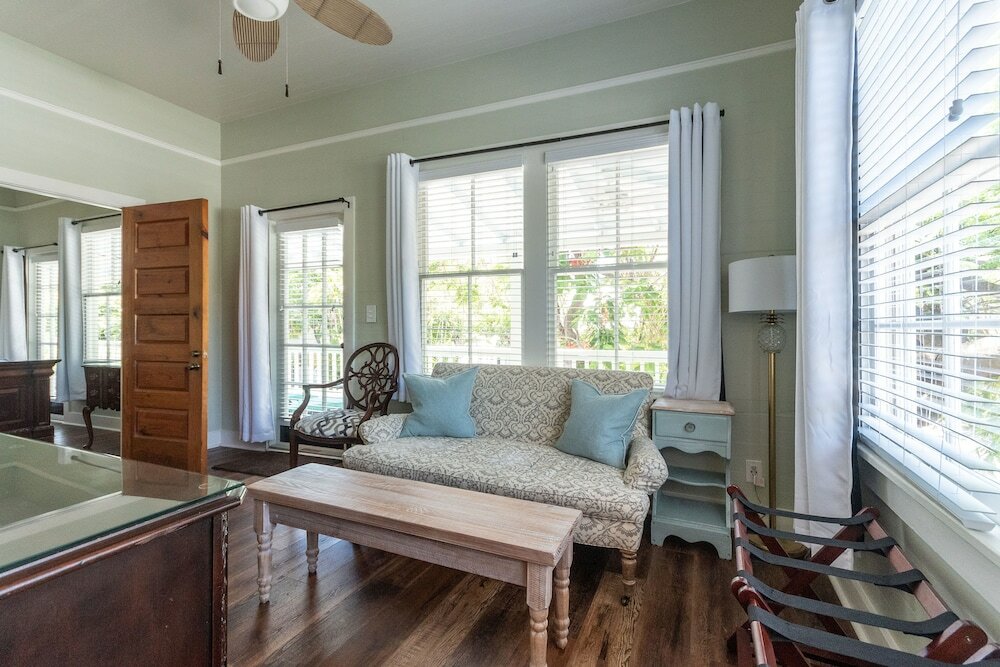 Фото The Porch on Frances Inn