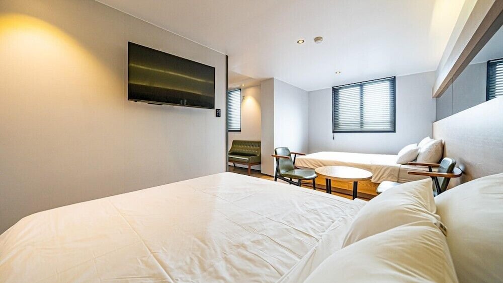 Фото Geoje Hotel Deluxe and Guest House