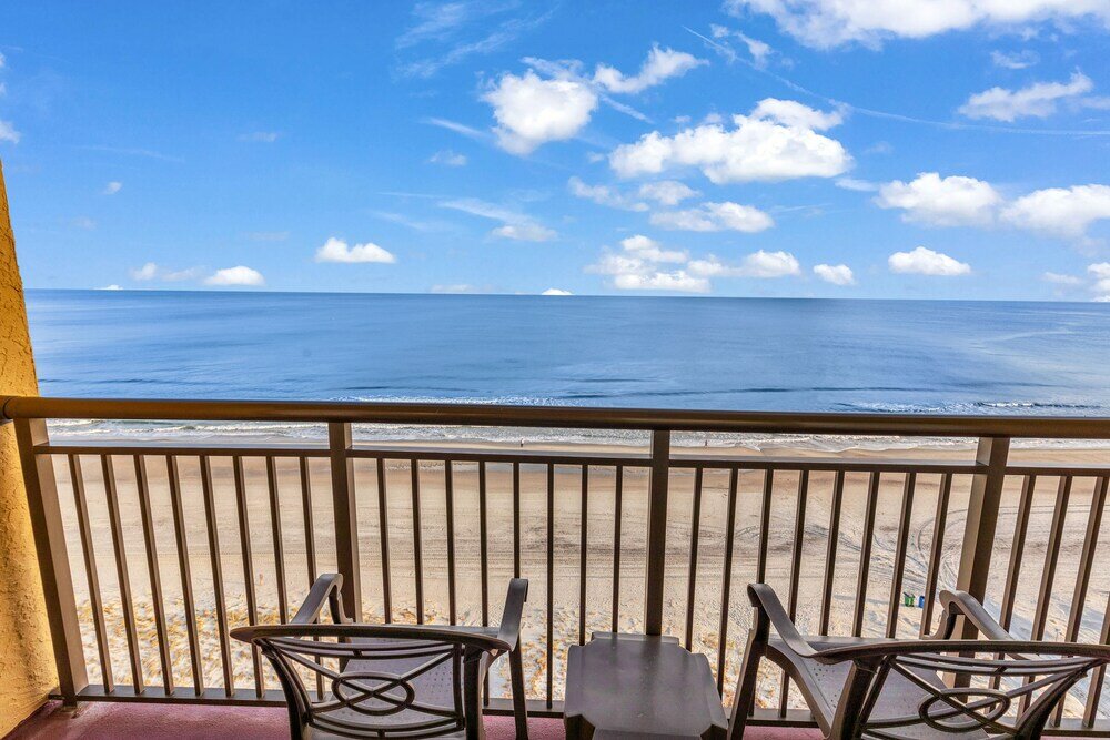 Фото Beachfront 10th-floor Studio Caravelle Resort