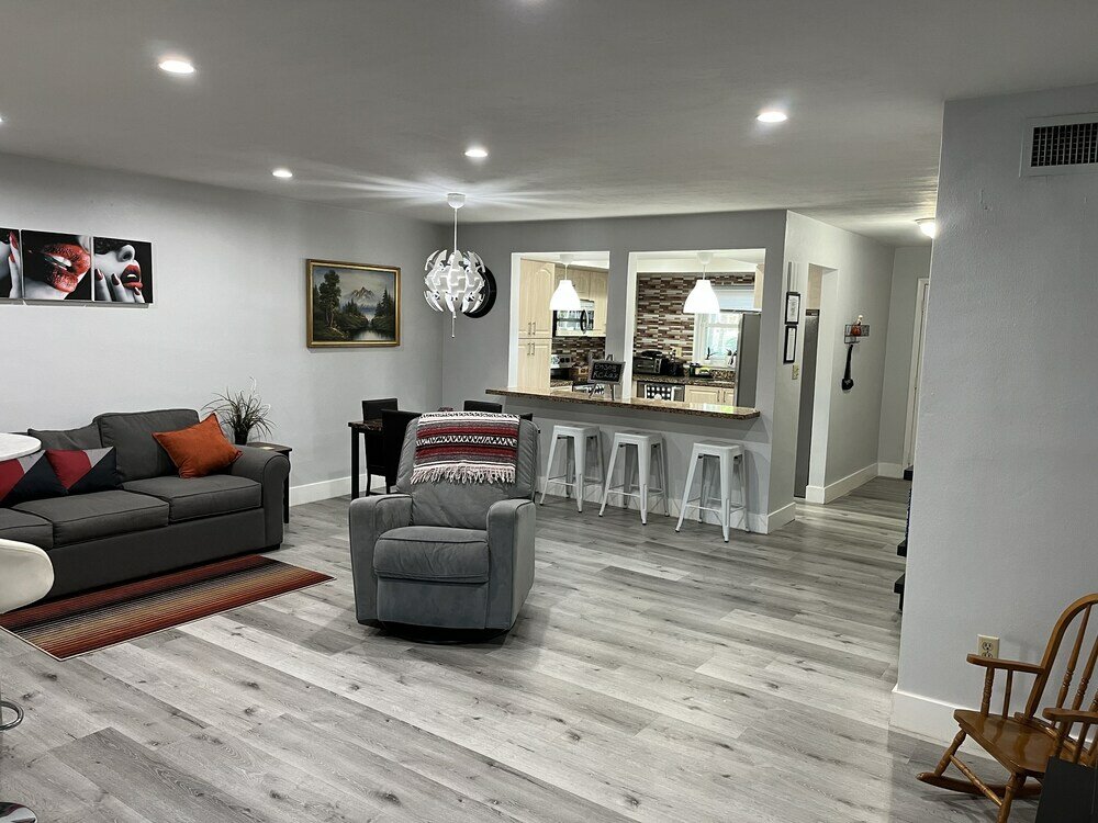 Фото Luxurious & Spacious Townhouse 6 Miles From Beach