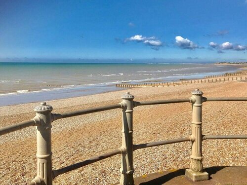 Гостиница Beachfront Apartment With Woodburner & Courtyard в Гастингсе