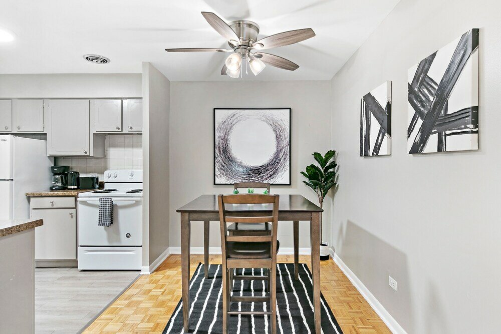 Фото 1br Apt Near Shops in Lakeview