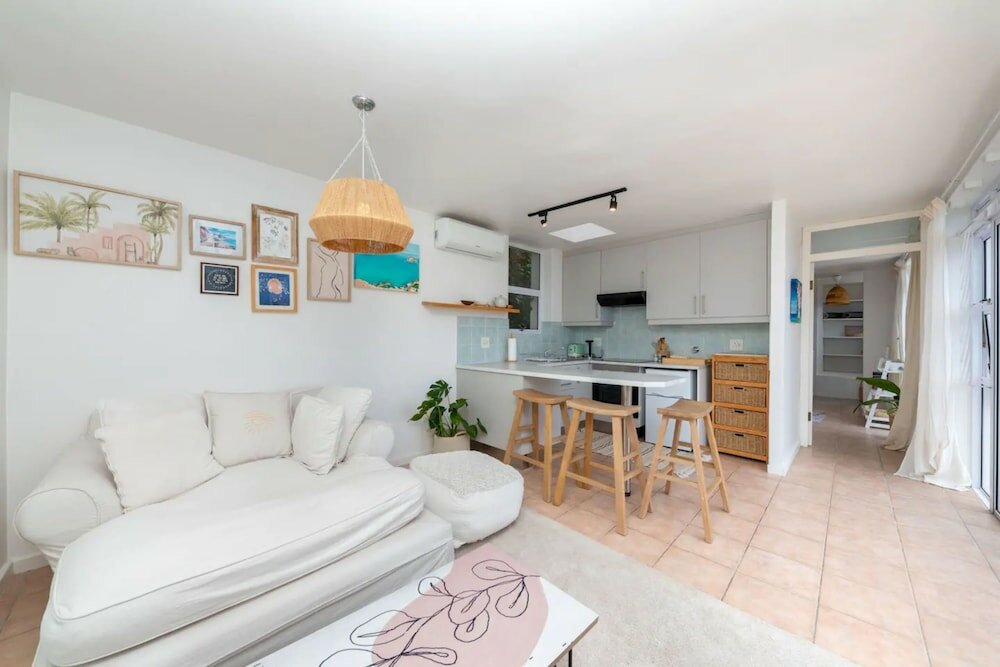 Фото Stylish and Bright 1 Bedroom Apartment - Camps Bay