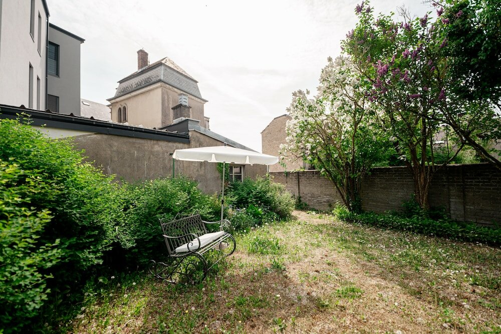 Фото Baroque Style Townhome Garden Patio Prkg