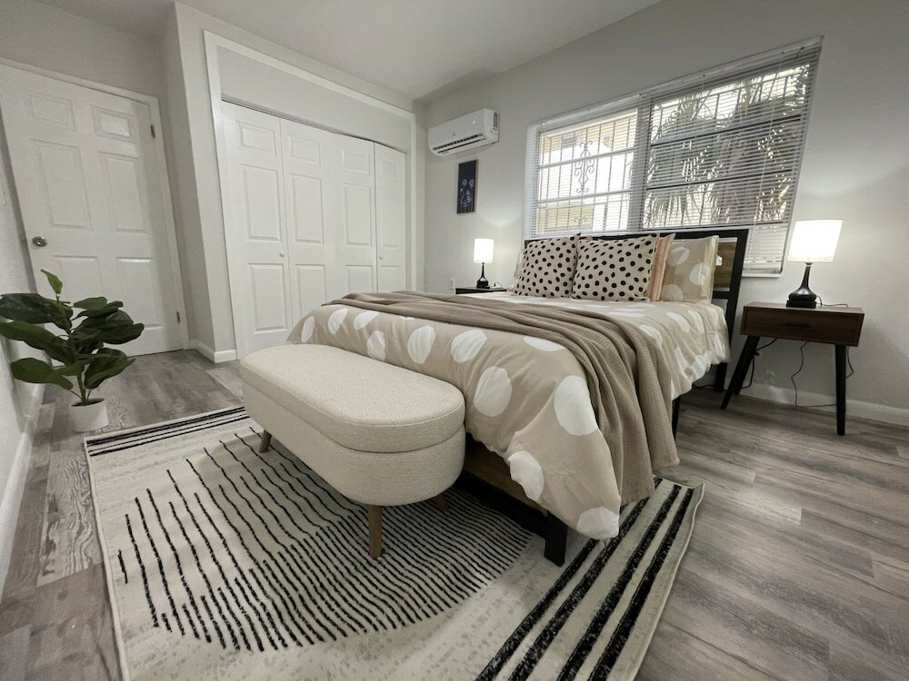 Фото Building next to CocoWalk & Brickell